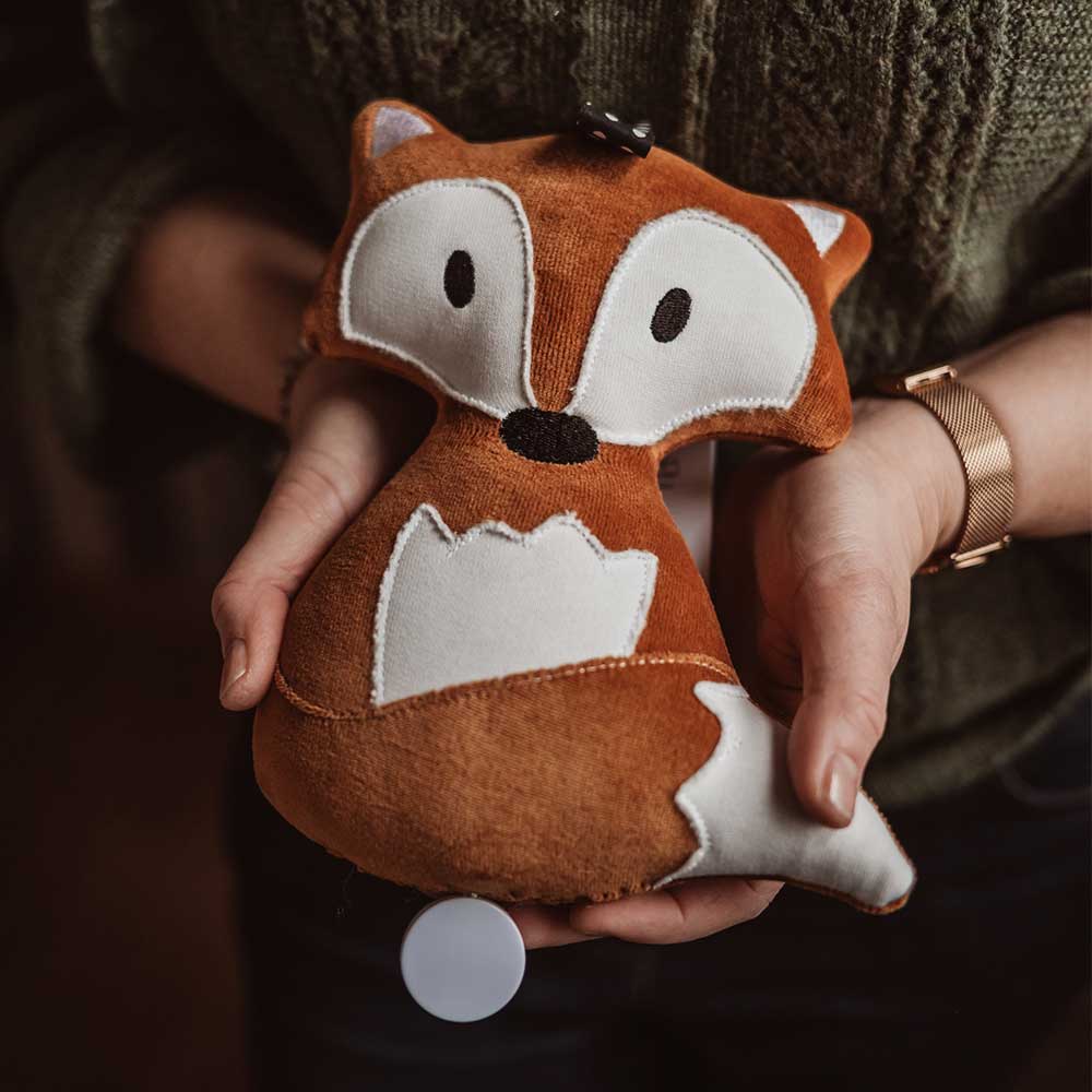 Spieluhr Fuchs wird in der Hand gehalten